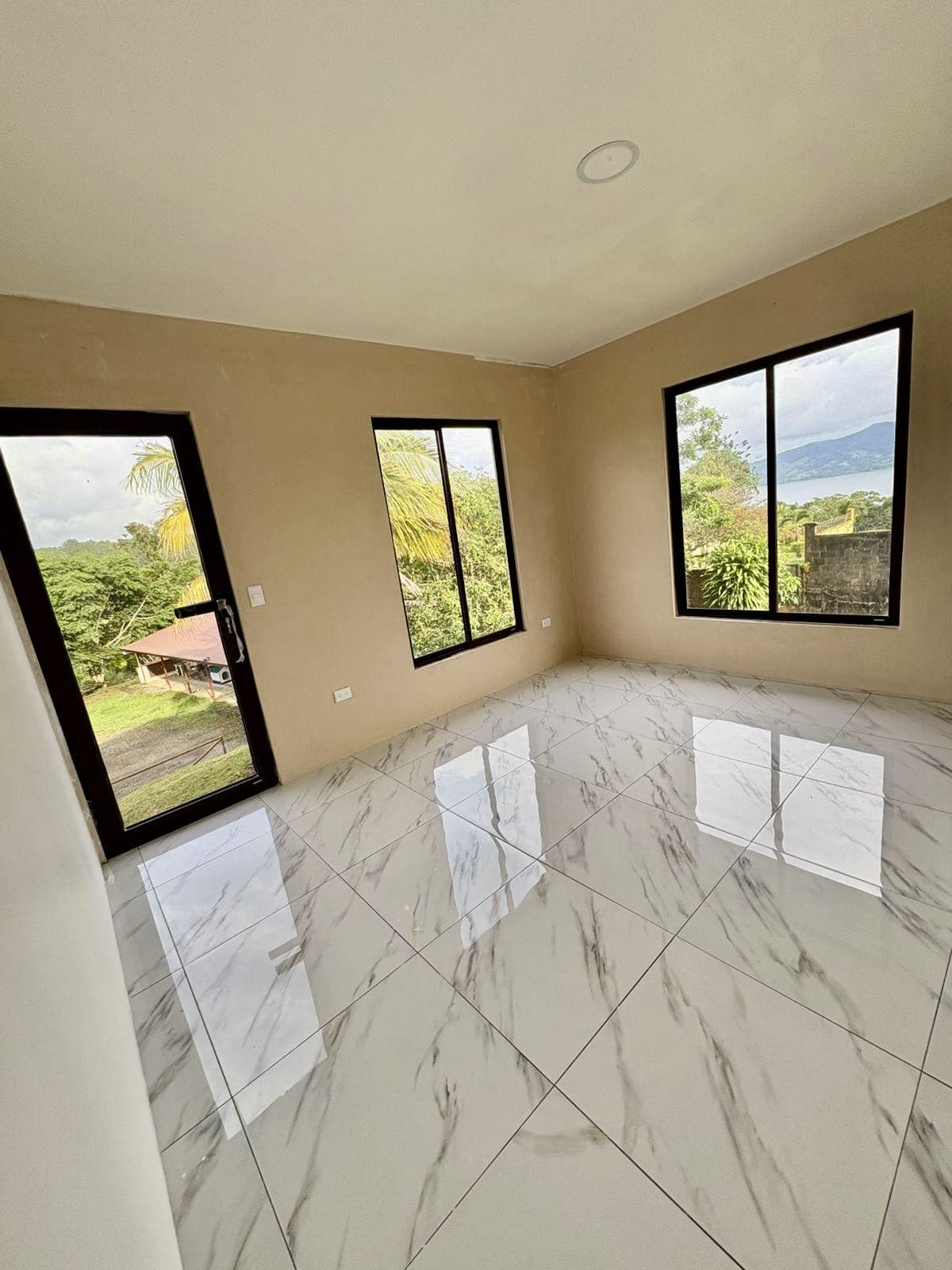 Modern New Build Overlooking Lake Arenal - Walkable to Downtown Nuevo Arenal, photo 9
