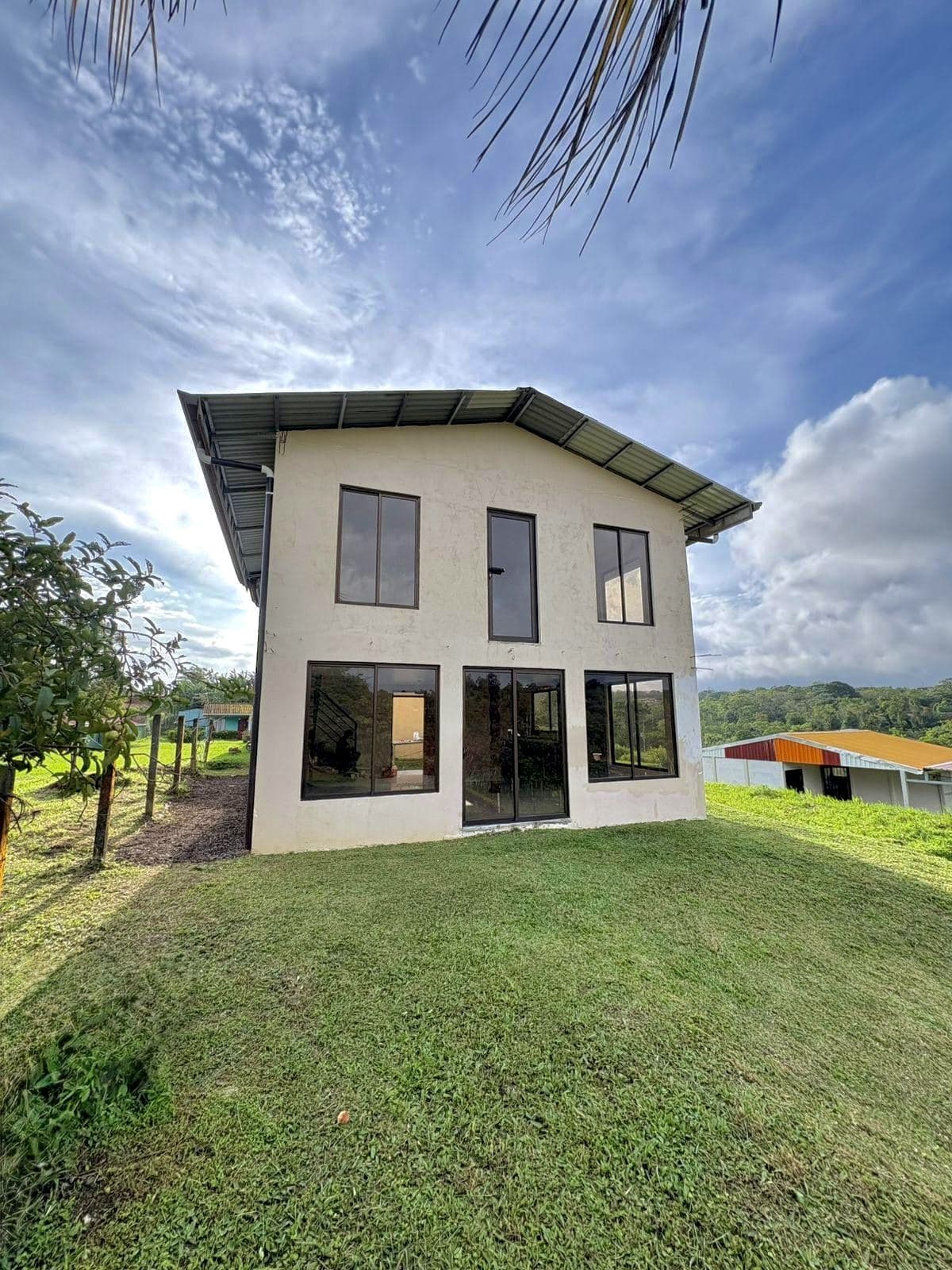 Modern New Build Overlooking Lake Arenal - Walkable to Downtown Nuevo Arenal