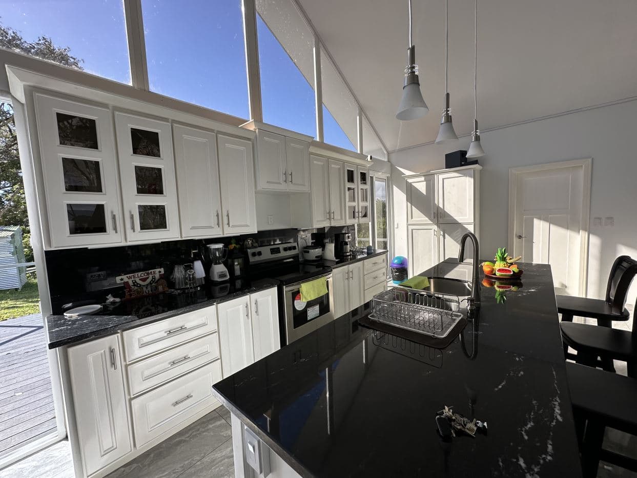 Luxury lakefront home, photo 22