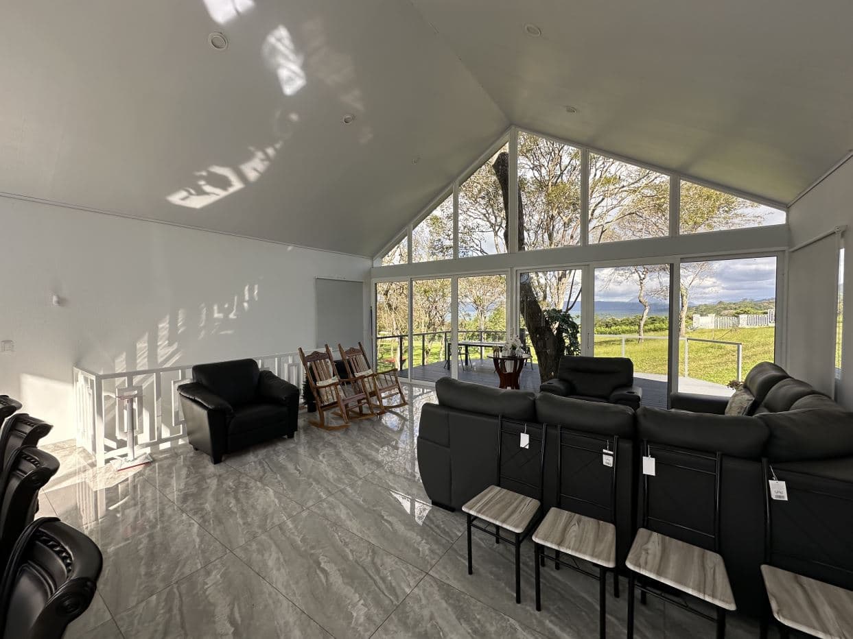 Luxury lakefront home, photo 16