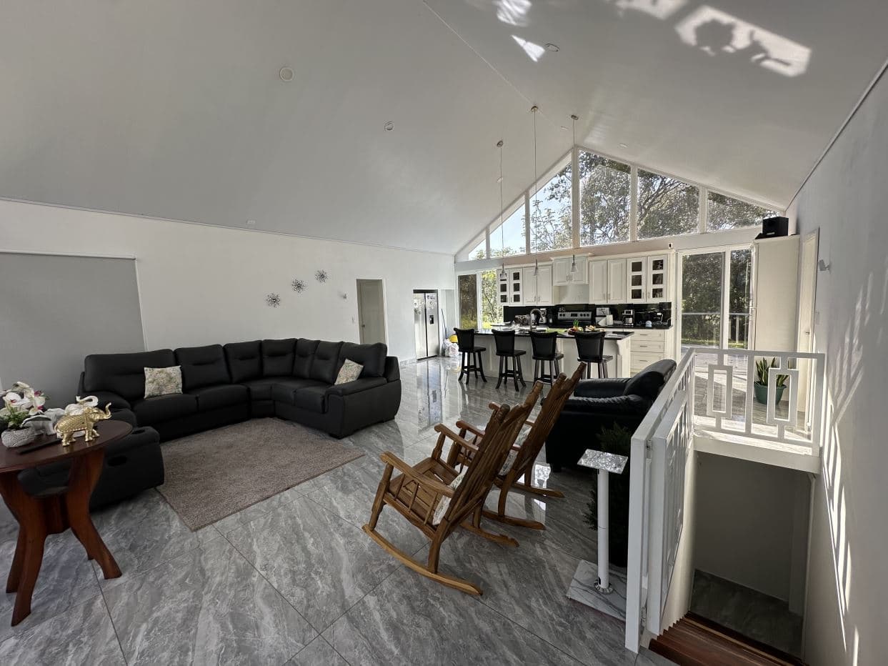 Luxury lakefront home, photo 17