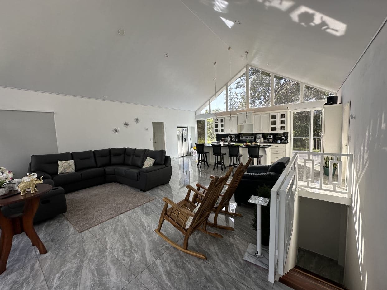 Luxury lakefront home, photo 19