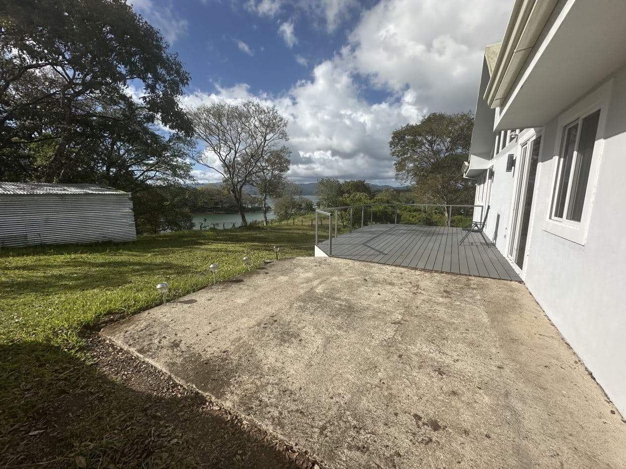 Luxury lakefront home, photo 11
