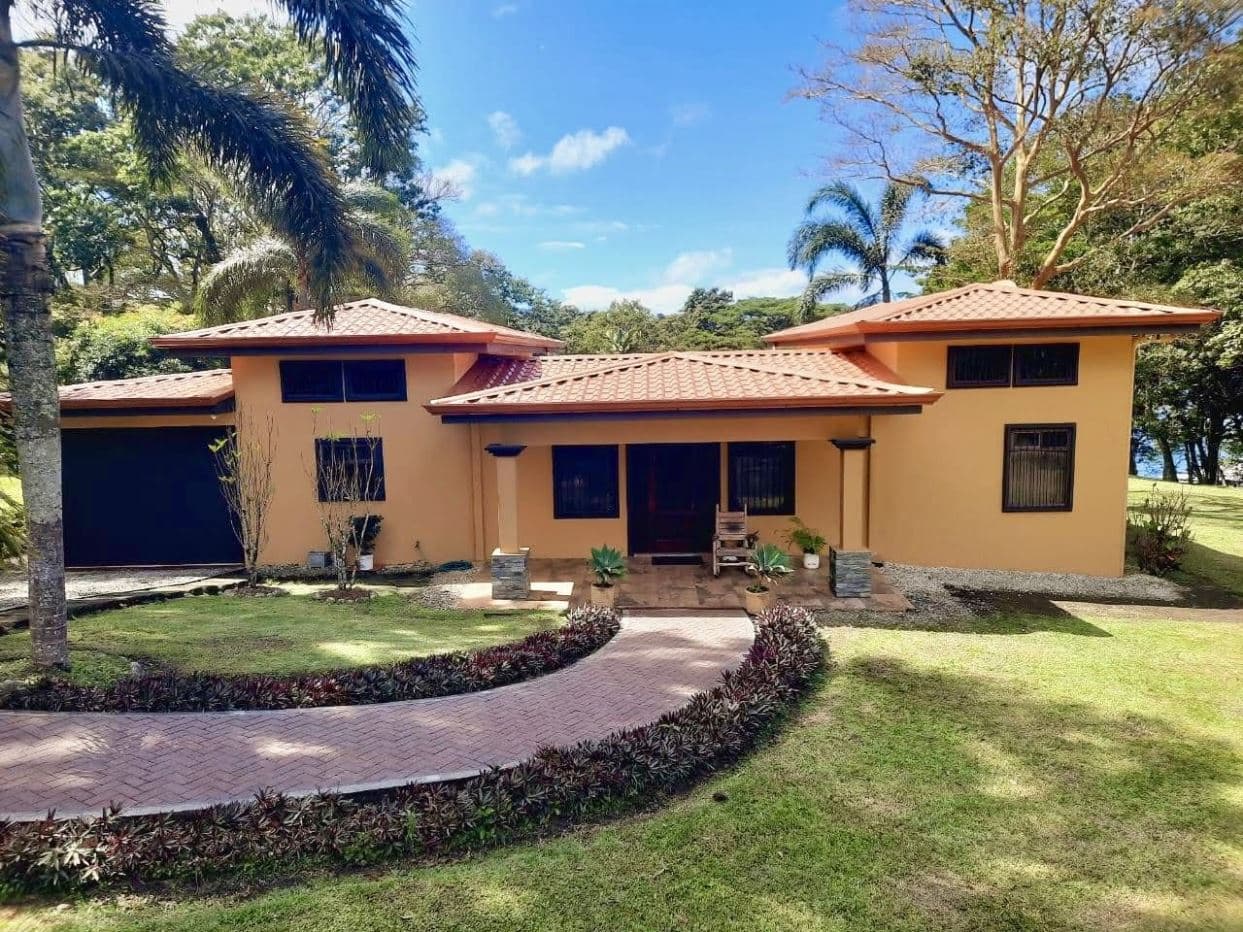 Lake-Access Luxury Villa with Pool, Jacuzzi & Guest House, photo 15