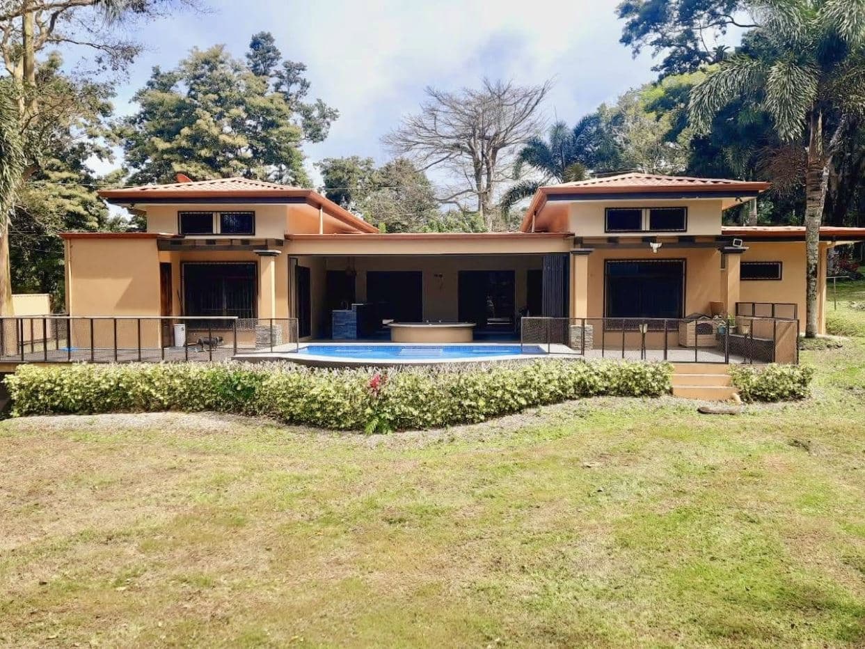 Lake-Access Luxury Villa with Pool, Jacuzzi & Guest House, photo 3