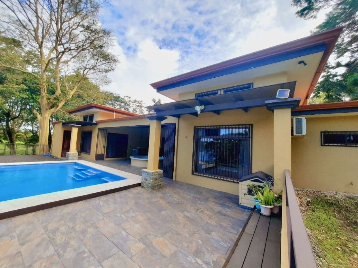 Lake-Access Luxury Villa with Pool, Jacuzzi & Guest House, photo 11