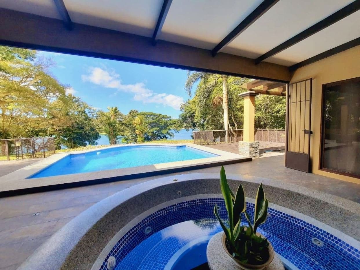 Lake-Access Luxury Villa with Pool, Jacuzzi & Guest House, photo 12