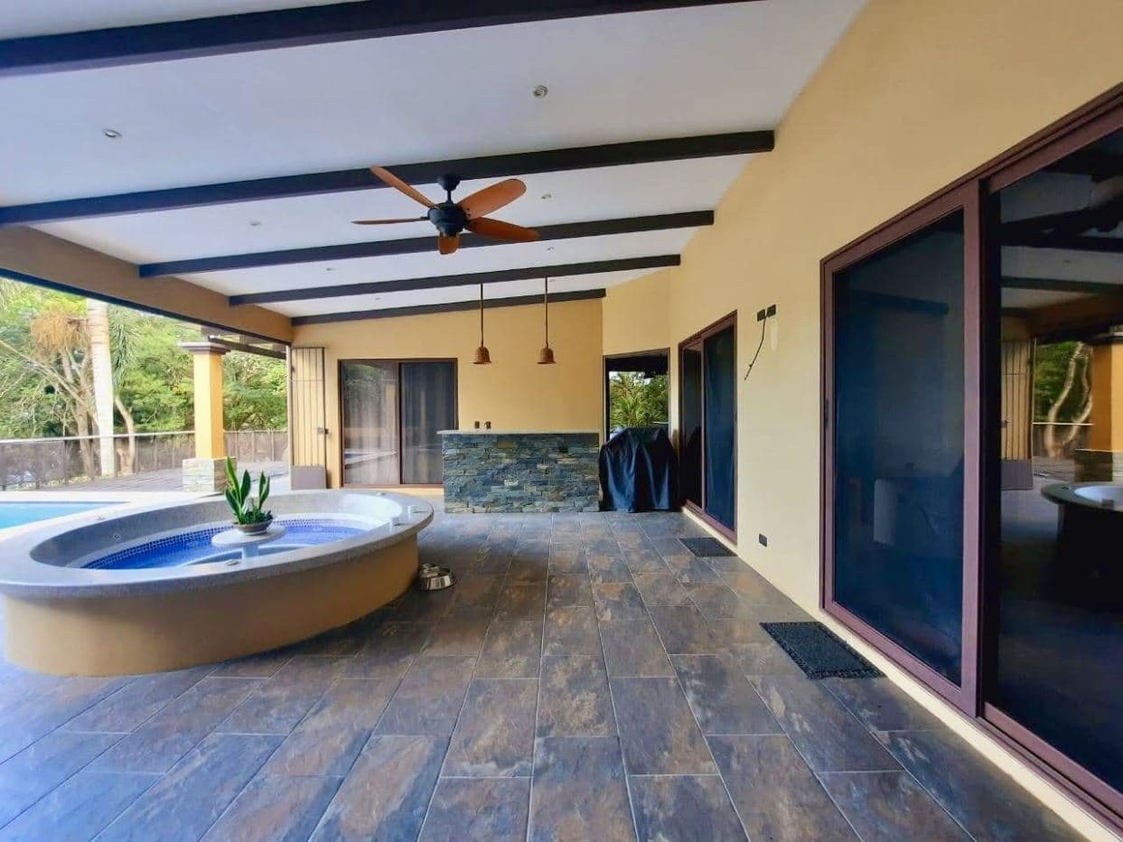 Lake-Access Luxury Villa with Pool, Jacuzzi & Guest House, photo 14