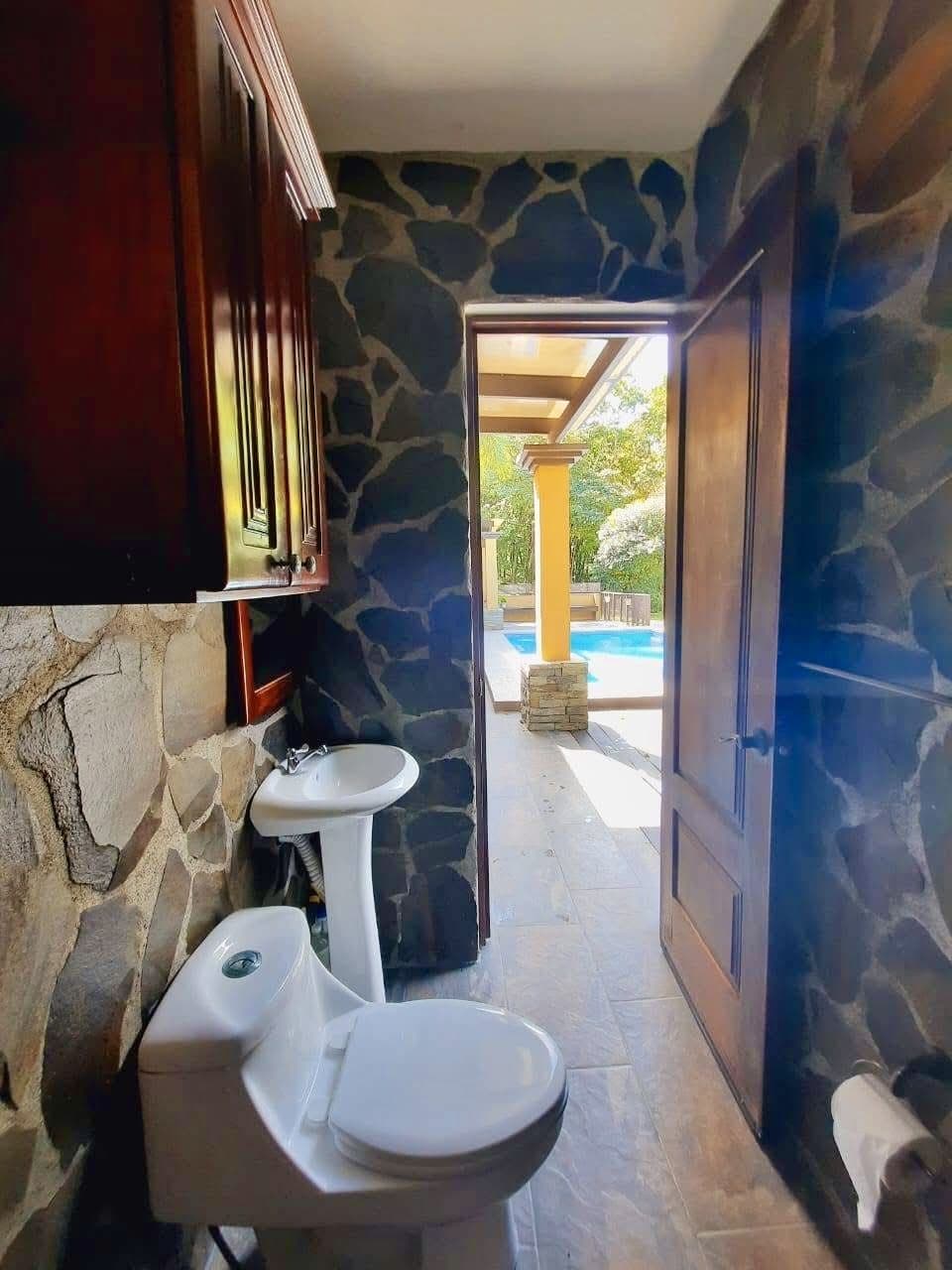 Lake-Access Luxury Villa with Pool, Jacuzzi & Guest House, photo 16
