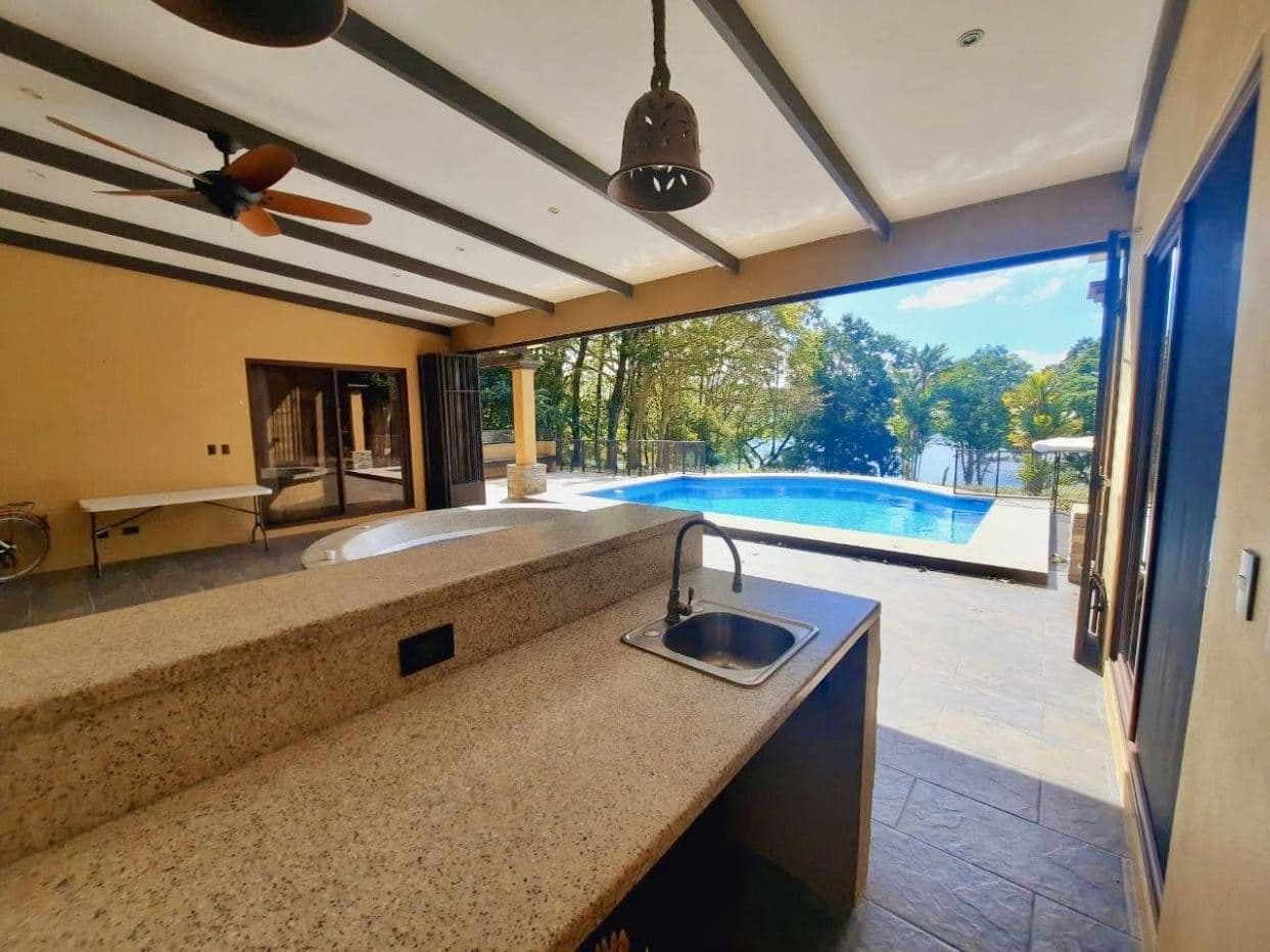 Lake-Access Luxury Villa with Pool, Jacuzzi & Guest House, photo 13