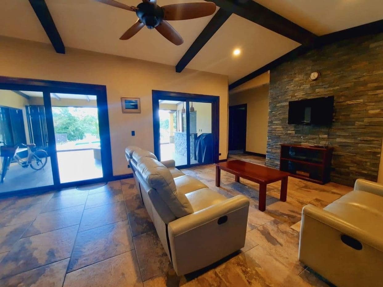 Lake-Access Luxury Villa with Pool, Jacuzzi & Guest House, photo 7