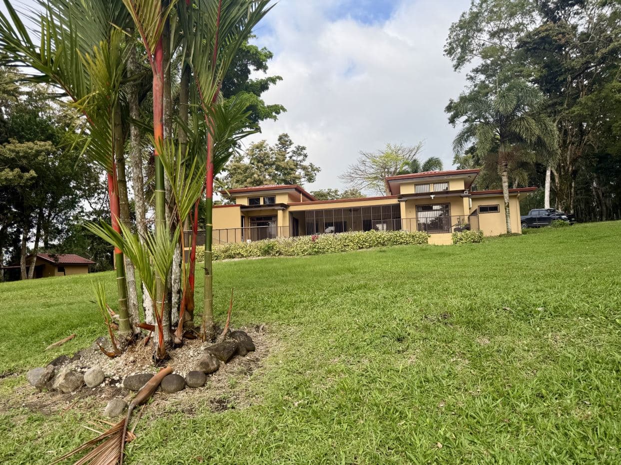 Lake-Access Luxury Villa with Pool, Jacuzzi & Guest House, photo 17