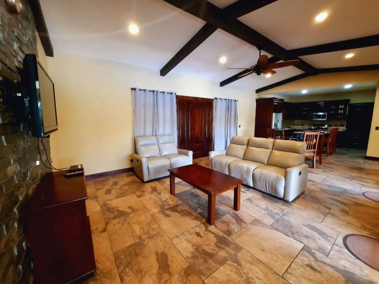 Lake-Access Luxury Villa with Pool, Jacuzzi & Guest House, photo 6