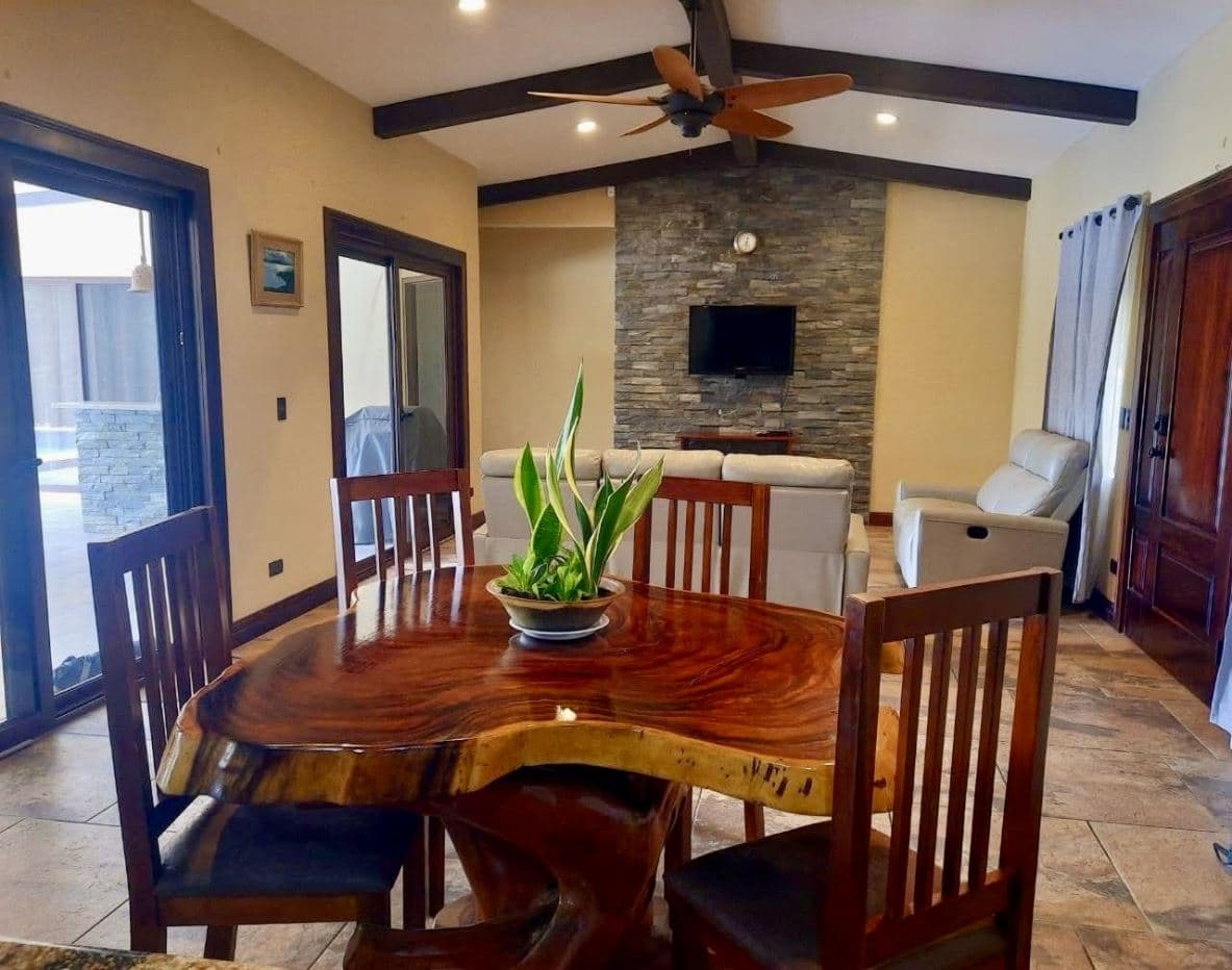 Lake-Access Luxury Villa with Pool, Jacuzzi & Guest House, photo 19