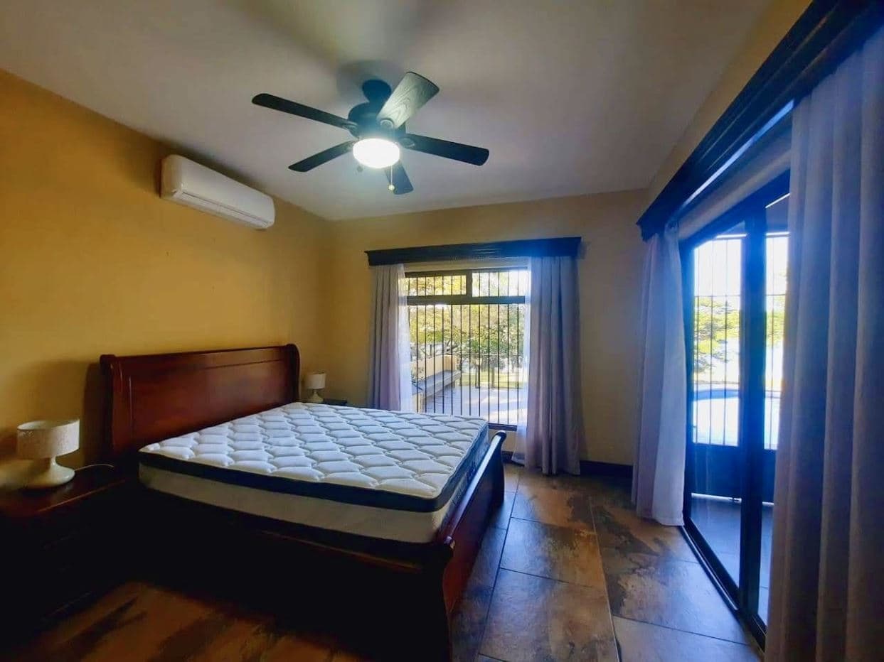 Lake-Access Luxury Villa with Pool, Jacuzzi & Guest House, photo 24