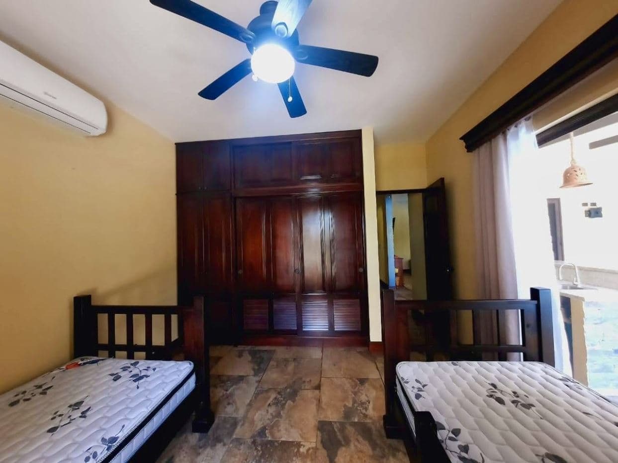 Lake-Access Luxury Villa with Pool, Jacuzzi & Guest House, photo 25