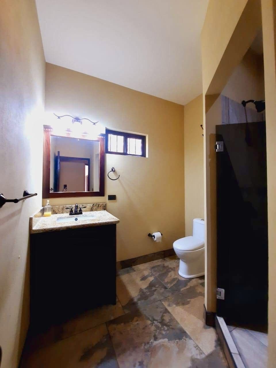 Lake-Access Luxury Villa with Pool, Jacuzzi & Guest House, photo 23