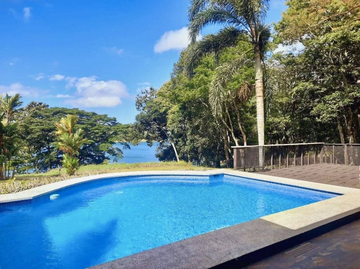Lake-Access Luxury Villa with Pool, Jacuzzi & Guest House, photo 4