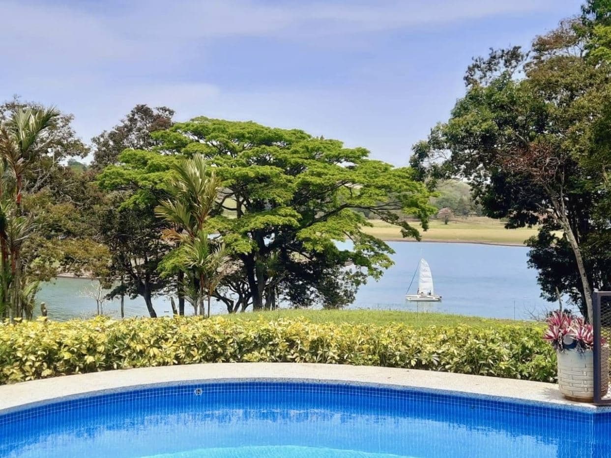 Lake-Access Luxury Villa with Pool, Jacuzzi & Guest House, photo 26