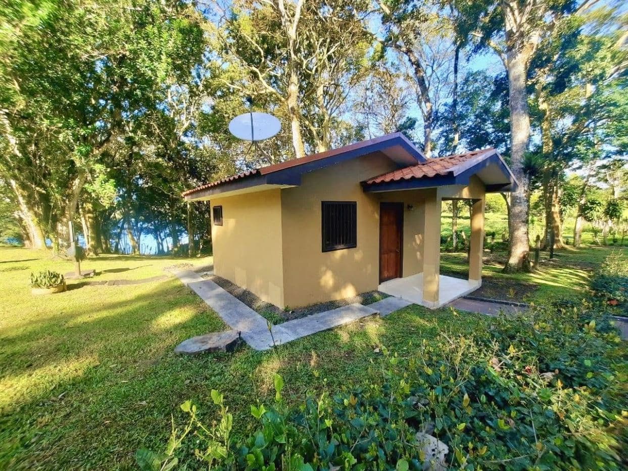 Lake-Access Luxury Villa with Pool, Jacuzzi & Guest House, photo 18