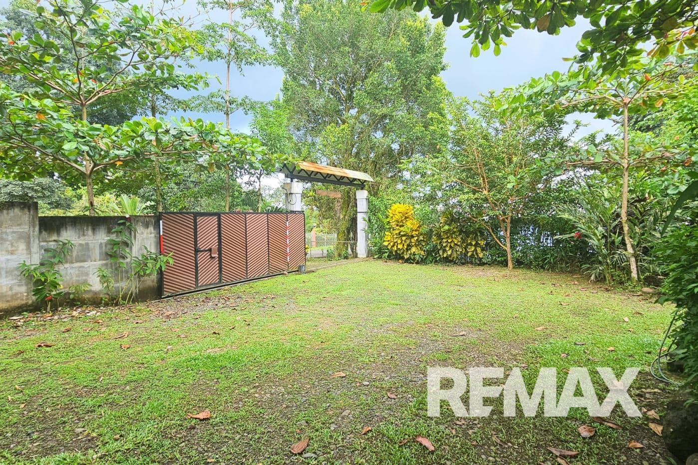 Spacious 3-Bed, 2-Bath Bungalow on a Large, Fenced Property Near La Fortuna – Garage with Guest House Potential!, photo 14