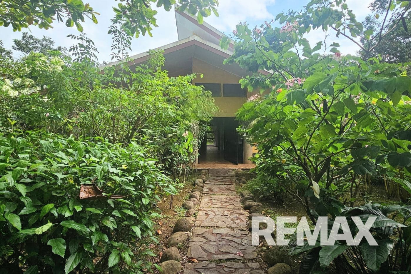 Spacious 3-Bed, 2-Bath Bungalow on a Large, Fenced Property Near La Fortuna – Garage with Guest House Potential!, photo 19