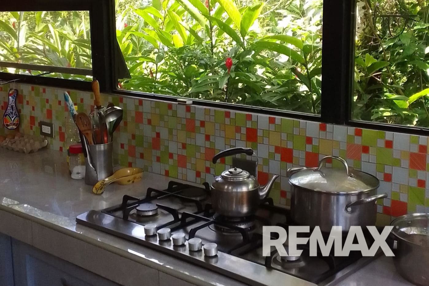 Spacious 3-Bed, 2-Bath Bungalow on a Large, Fenced Property Near La Fortuna – Garage with Guest House Potential!, photo 3