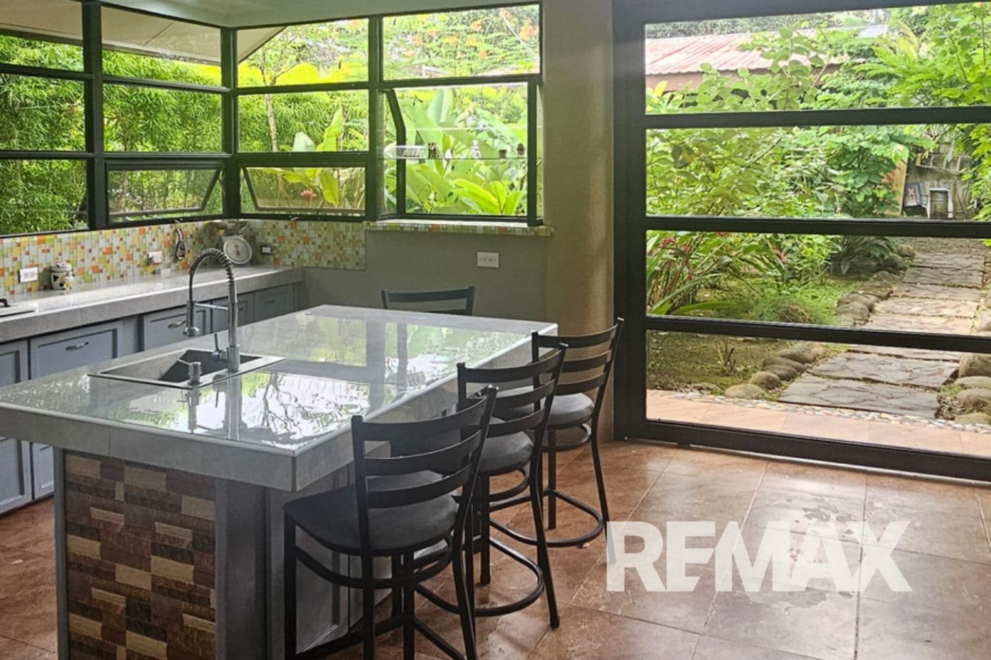 Spacious 3-Bed, 2-Bath Bungalow on a Large, Fenced Property Near La Fortuna – Garage with Guest House Potential!, photo 4