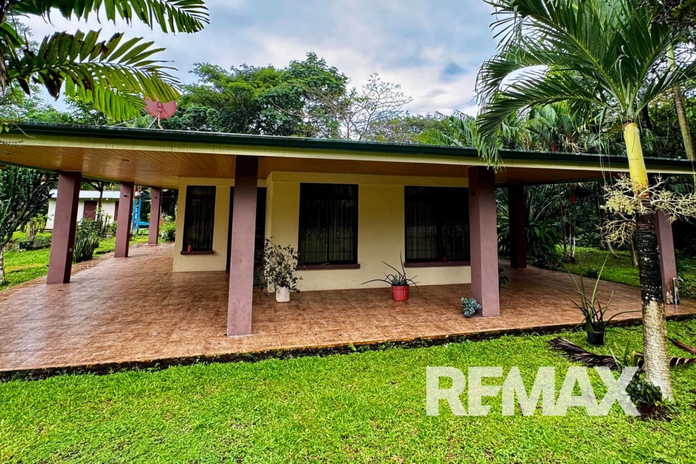 Almost 2acres Property, house with Pool, Lake, and BBQ Area, photo 2