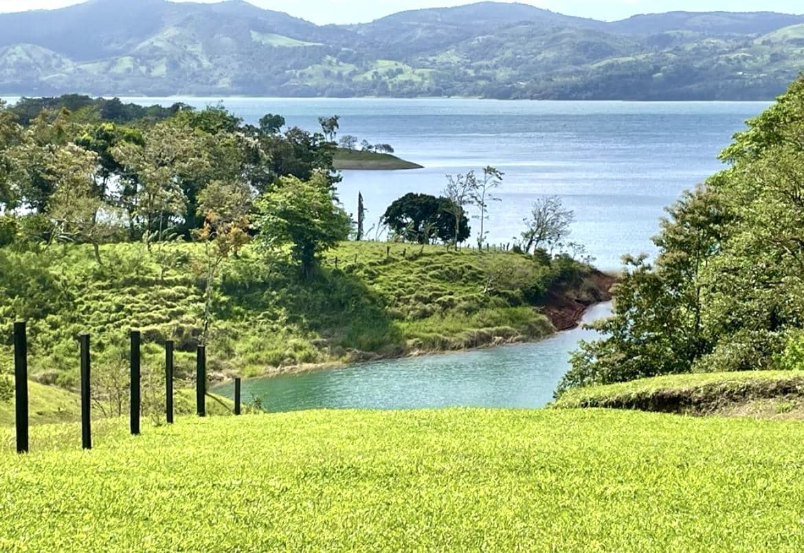 Turnkey Lakefront Home with Private Access, Expansion Potential, and Strong Rental Appeal in Nuevo Arenal, photo 4
