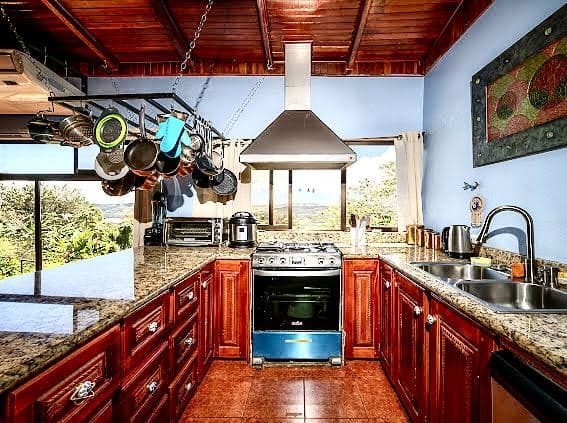Lake Arenal Retreat - Spacious 4 Bedroom Home, Guesthouse with Income Potential at a Competitive Price, photo 5