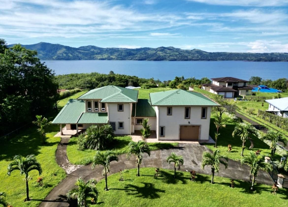 Luxury Lakefront Home with Guest Suite and Panoramic Lake Arenal Views - Lake Paradise Nuevo Arenal