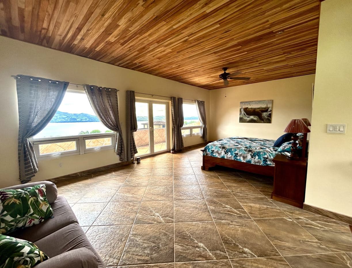 Luxury Lakefront Home with Guest Suite and Panoramic Lake Arenal Views - Lake Paradise Nuevo Arenal, photo 15