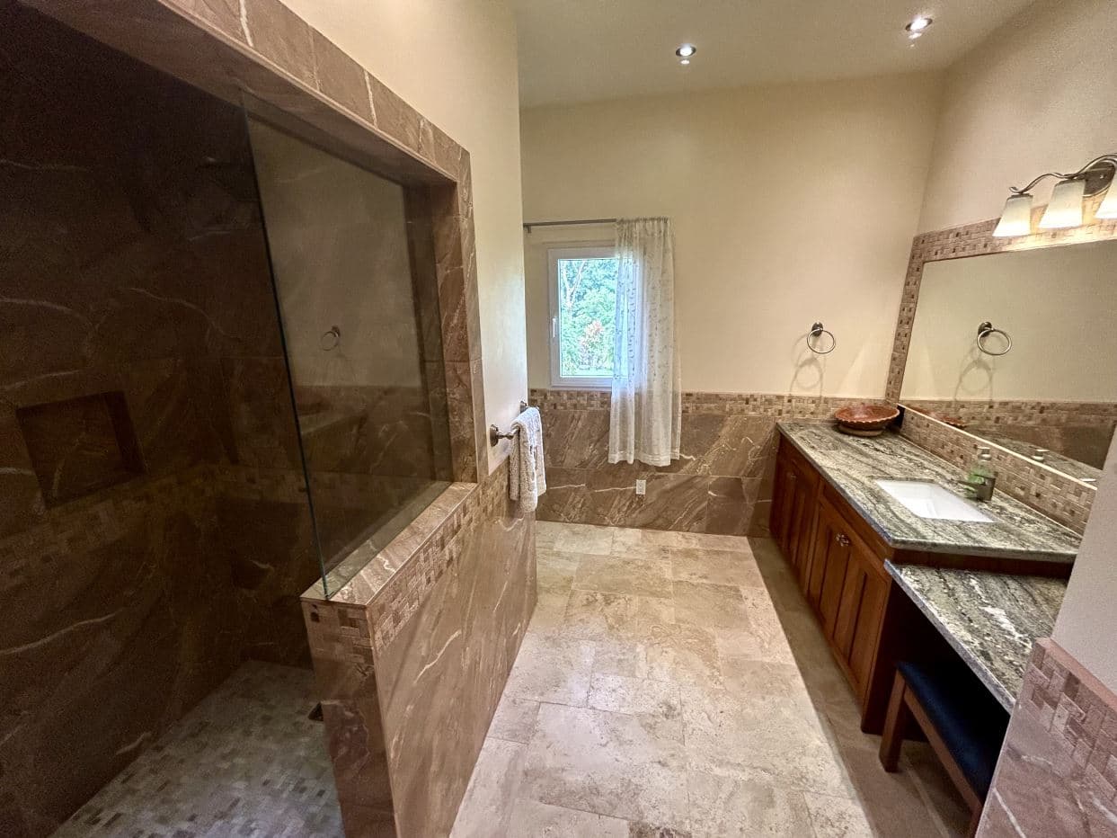 Luxury Lakefront Home with Guest Suite and Panoramic Lake Arenal Views - Lake Paradise Nuevo Arenal, photo 16