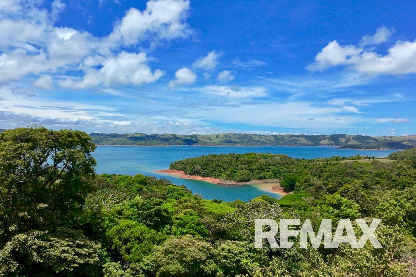 Panoramic Lake Arenal View 3 BR 3BA Home in Exclusive Gated Community with Pool, photo 2