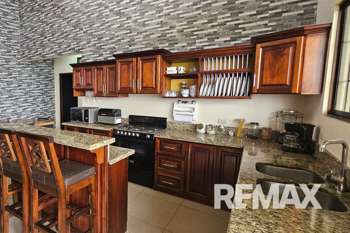 Off-Grid Mountain Home with Multiple Volcano Views on 5,775 m² – La Balsa, San Ramón, photo 3