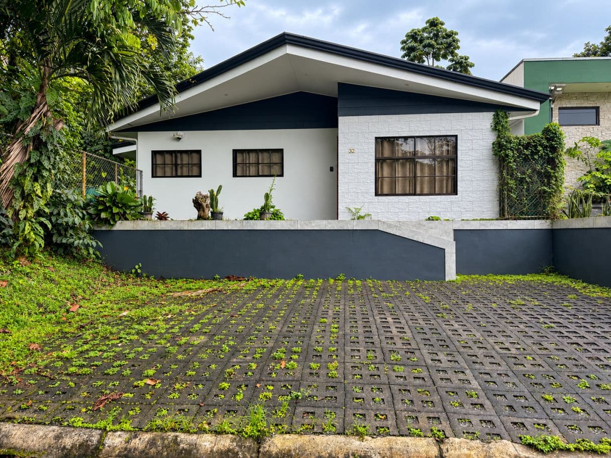 Furnished Home with Private Pool and Arenal Volcano Views – 3 Minutes from Downtown La Fortuna