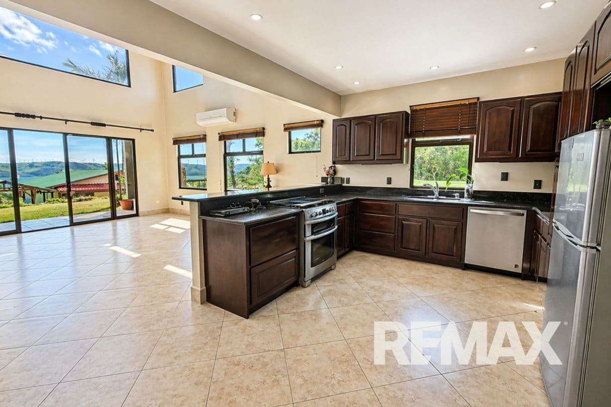 Panoramic Lake Arenal View 3 BR 3BA Home in Exclusive Gated Community with Pool, photo 3