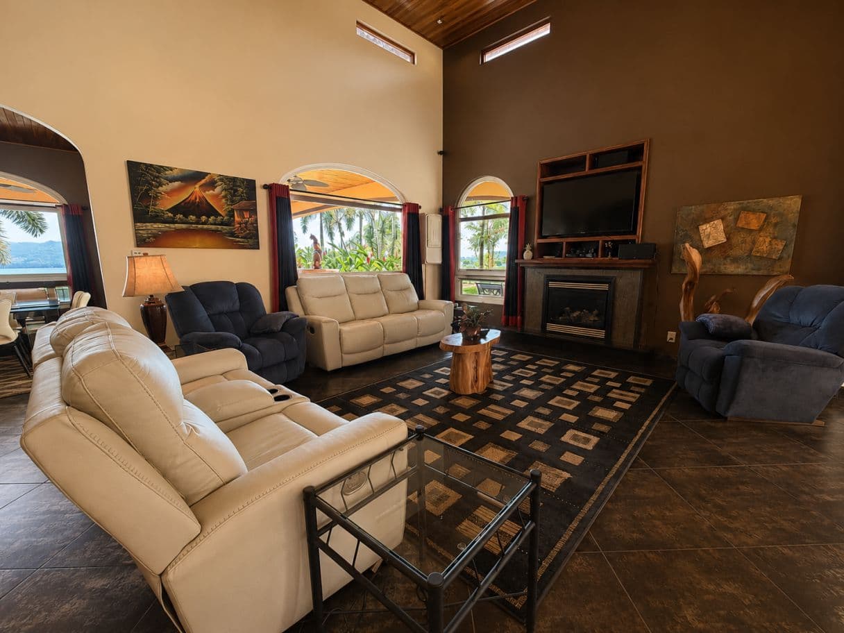 Distinguished Private Estate Villa Tranquila with Panoramic Lake Arenal Views, Guest House & Heated Indoor Pool, photo 19