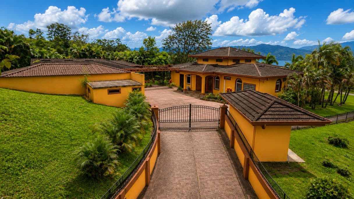Distinguished Private Estate Villa Tranquila with Panoramic Lake Arenal Views, Guest House & Heated Indoor Pool, photo 2