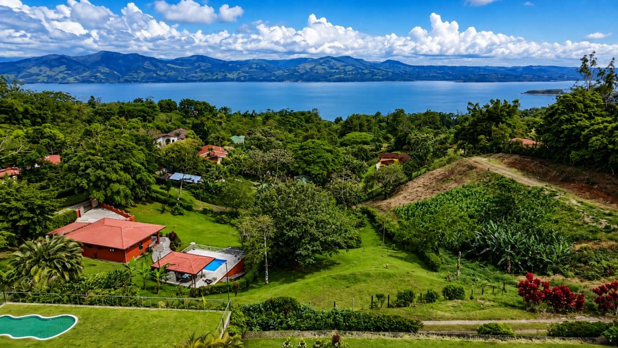 Dual-Residence Lake View Property in the Heart of Nuevo Arenal, photo 18