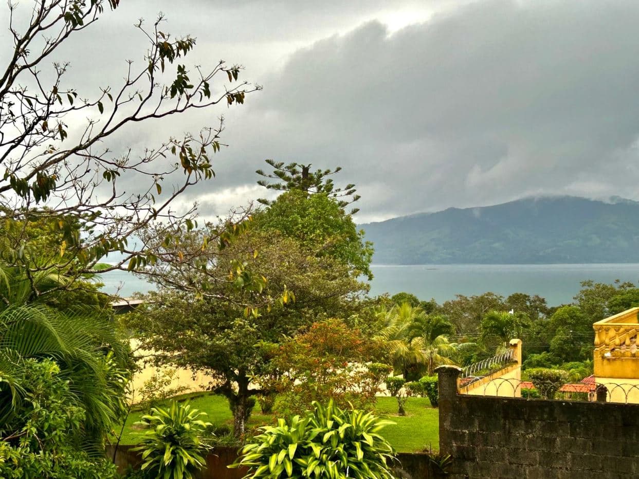 Modern New Build Overlooking Lake Arenal - Walkable to Downtown Nuevo Arenal, photo 2