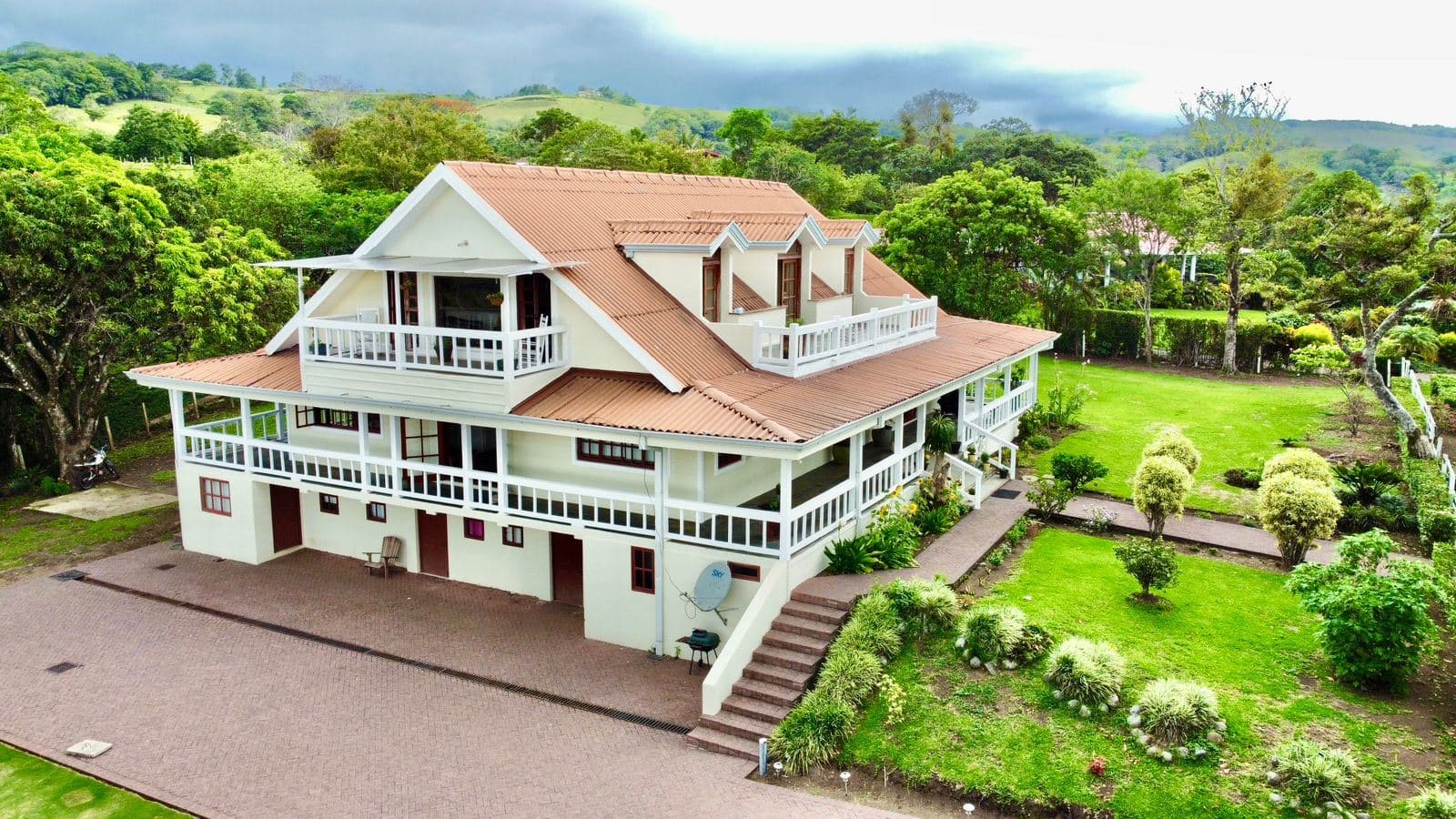 Luxurious “Tronadora”Lake Arenal Mansion for Sale with Picturesque Country Views and Lake Views, photo 4