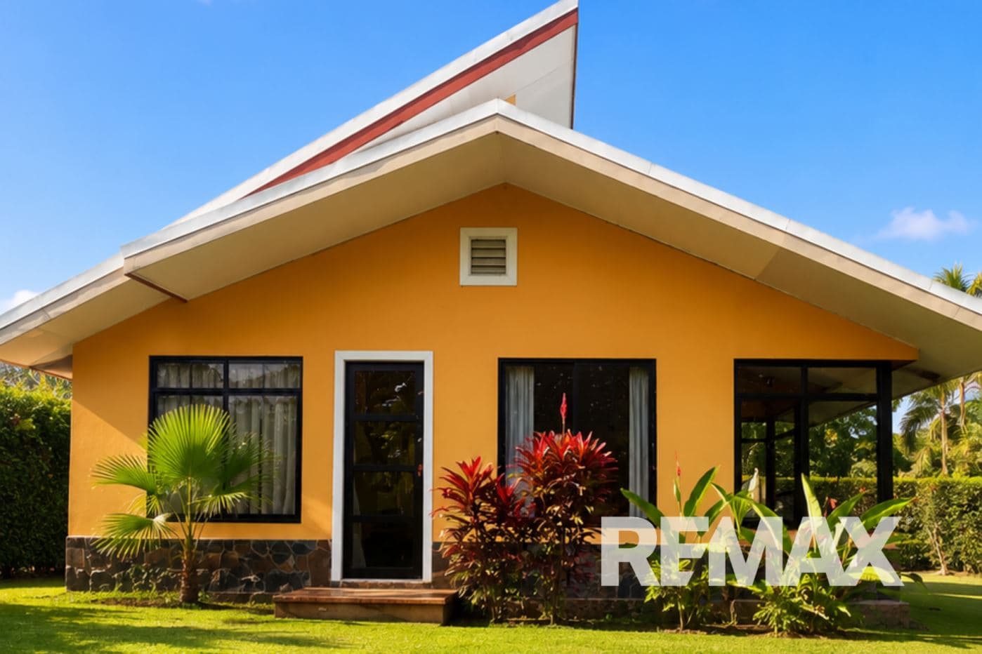 Spacious 3-Bed, 2-Bath Bungalow on a Large, Fenced Property Near La Fortuna – Garage with Guest House Potential!