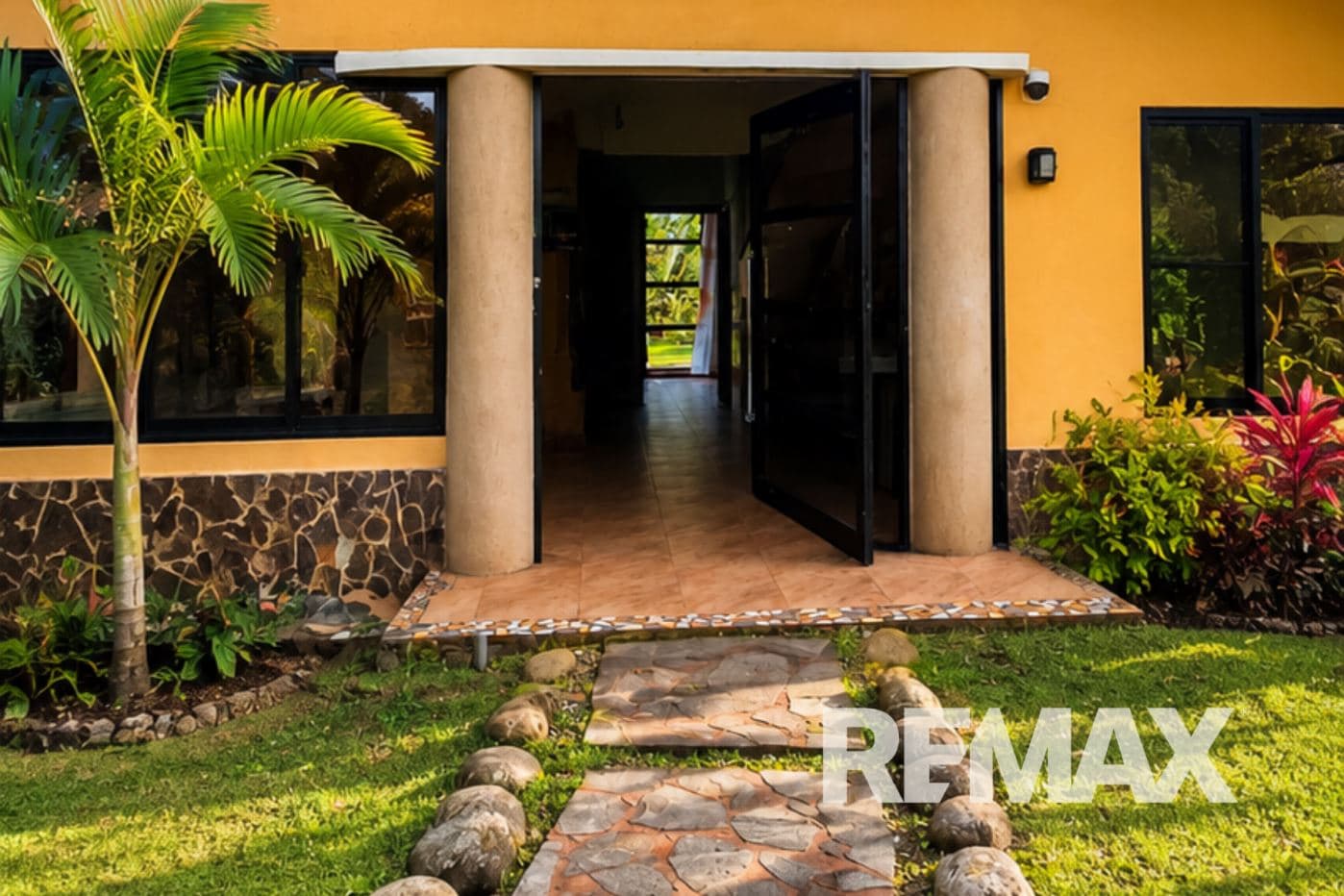 Spacious 3-Bed, 2-Bath Bungalow on a Large, Fenced Property Near La Fortuna – Garage with Guest House Potential!, photo 2