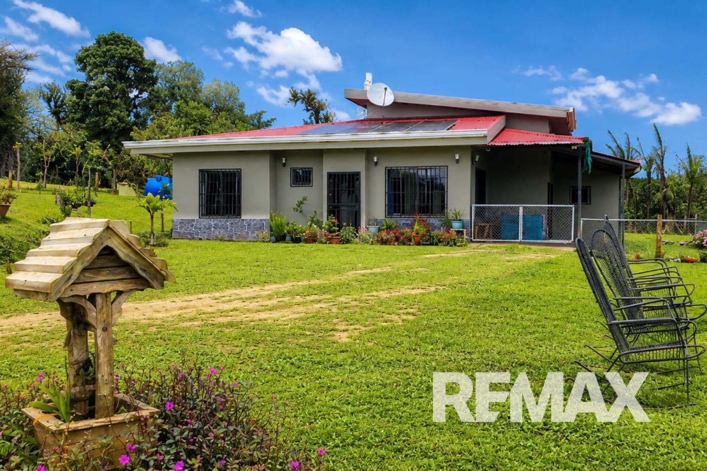 Off-Grid Mountain Home with Multiple Volcano Views on 5,775 m² – La Balsa, San Ramón
