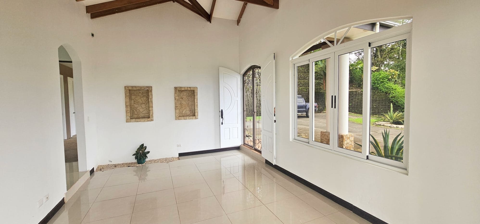 Spacious Family Home with Arenal Volcano Views in Florencia, photo 4