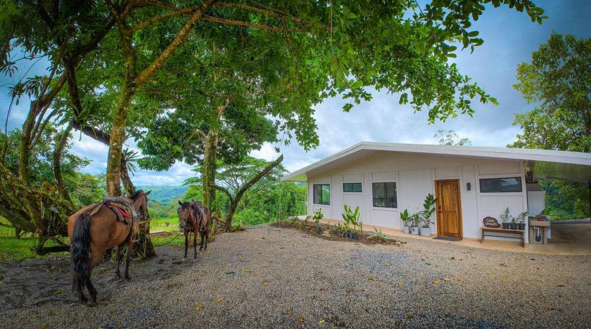 Beautiful Country Home for sale with Expansive Land in Venado, La Fortuna