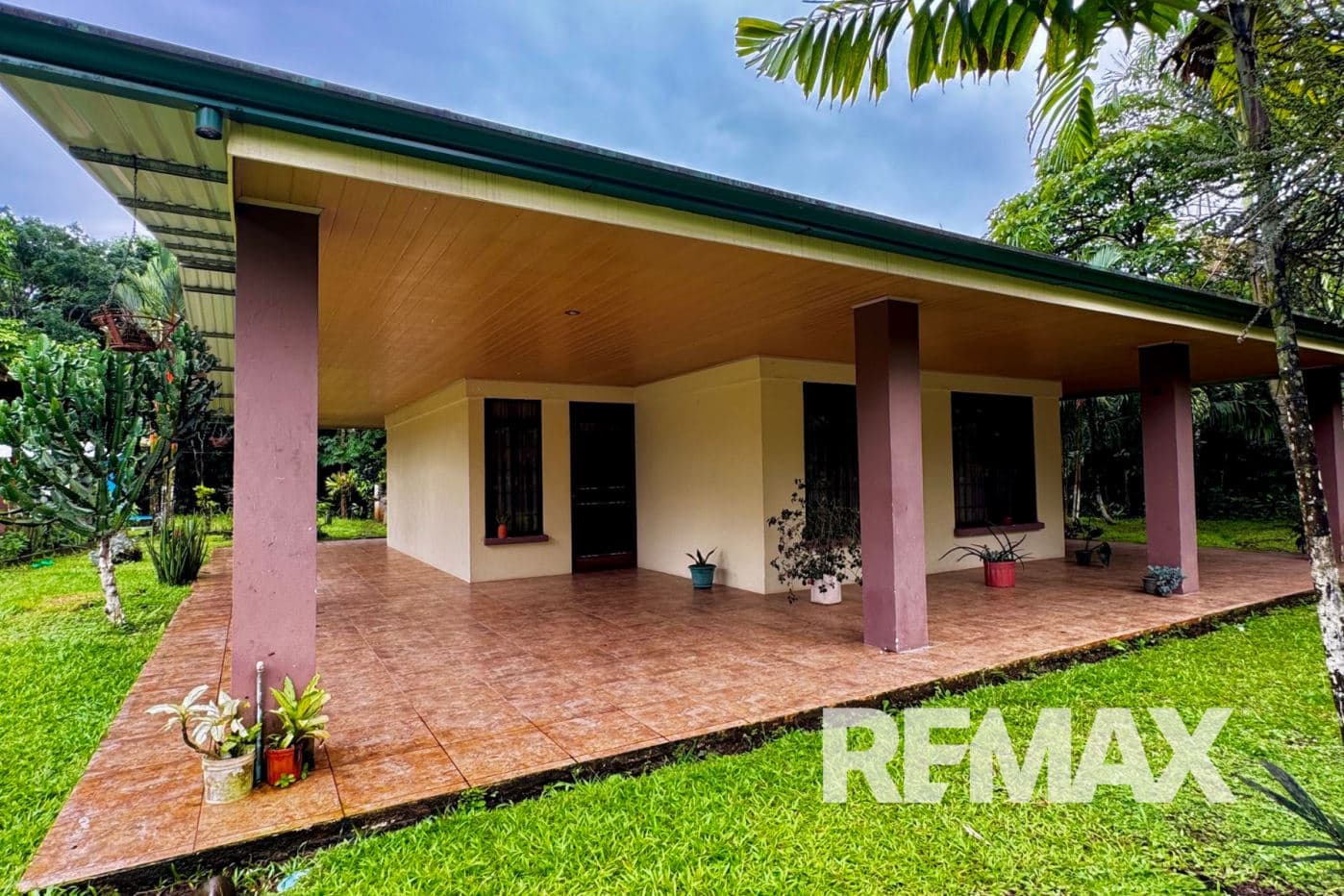 Almost 2acres Property, house with Pool, Lake, and BBQ Area
