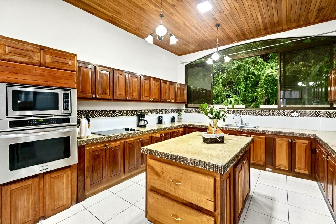 Prestigious 19-Bedroom Coastal Estate with Development Potential in Playa del Coco, photo 12